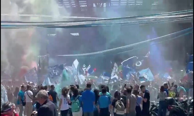 Napoli, grande festa fuori dal Maradona