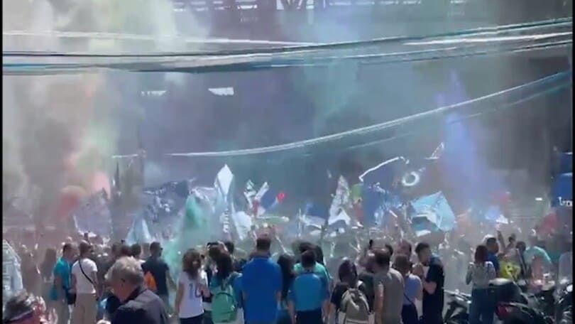 Napoli, grande festa fuori dal Maradona