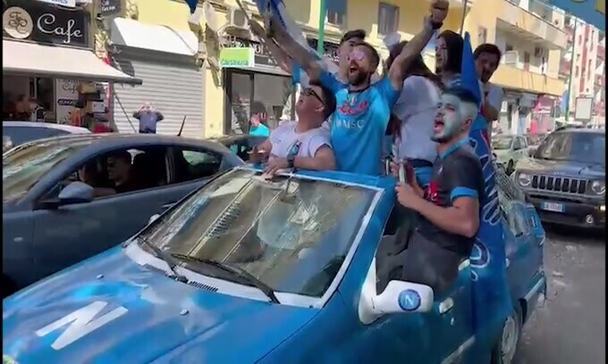 Festa Napoli: quanti tifosi su una macchina?