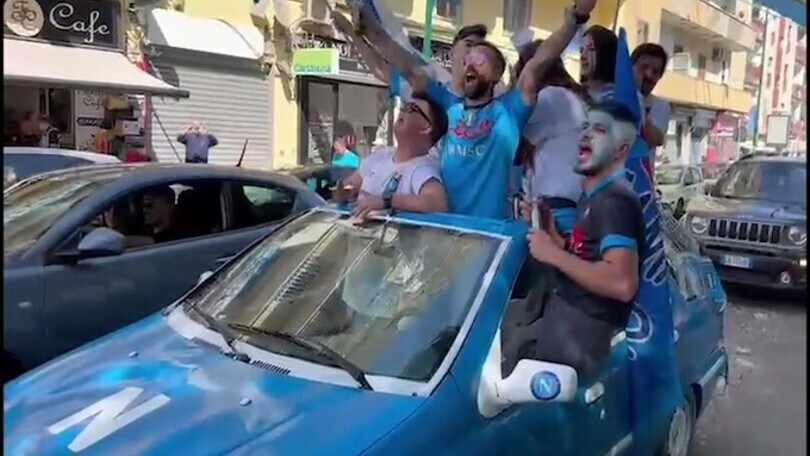 Festa Napoli: quanti tifosi su una macchina?