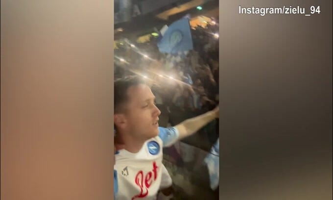 Napoli, Zielinski e Di Lorenzo con i tifosi: che festa!