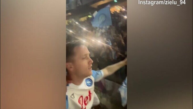 Napoli, Zielinski e Di Lorenzo con i tifosi: che festa!