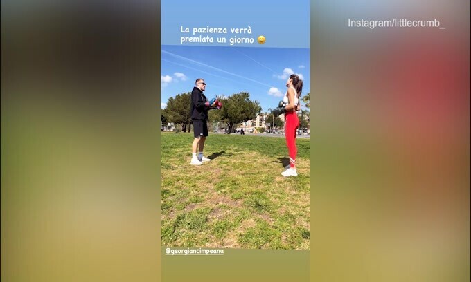 Kickboxing al sole: la Canalis si allena duramente