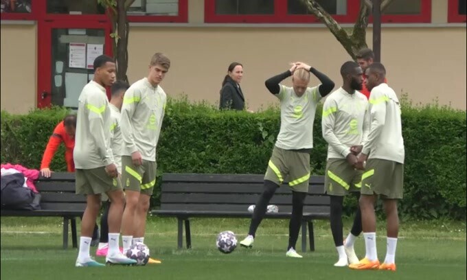 Euroderby, Leao lavora in palestra nella rifinitura: le immagini