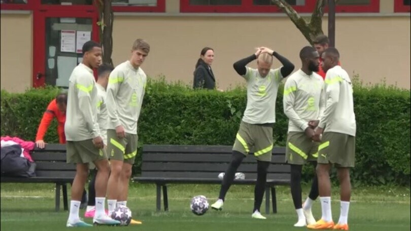Euroderby, Leao lavora in palestra nella rifinitura: le immagini