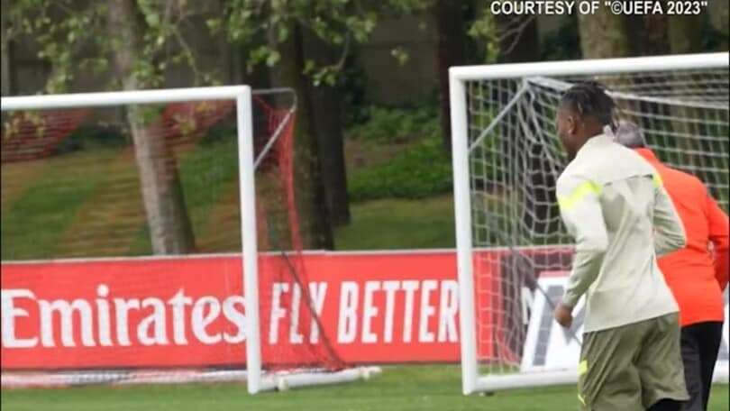 Milan, dopo la palestra Leao prova una corsetta sul campo