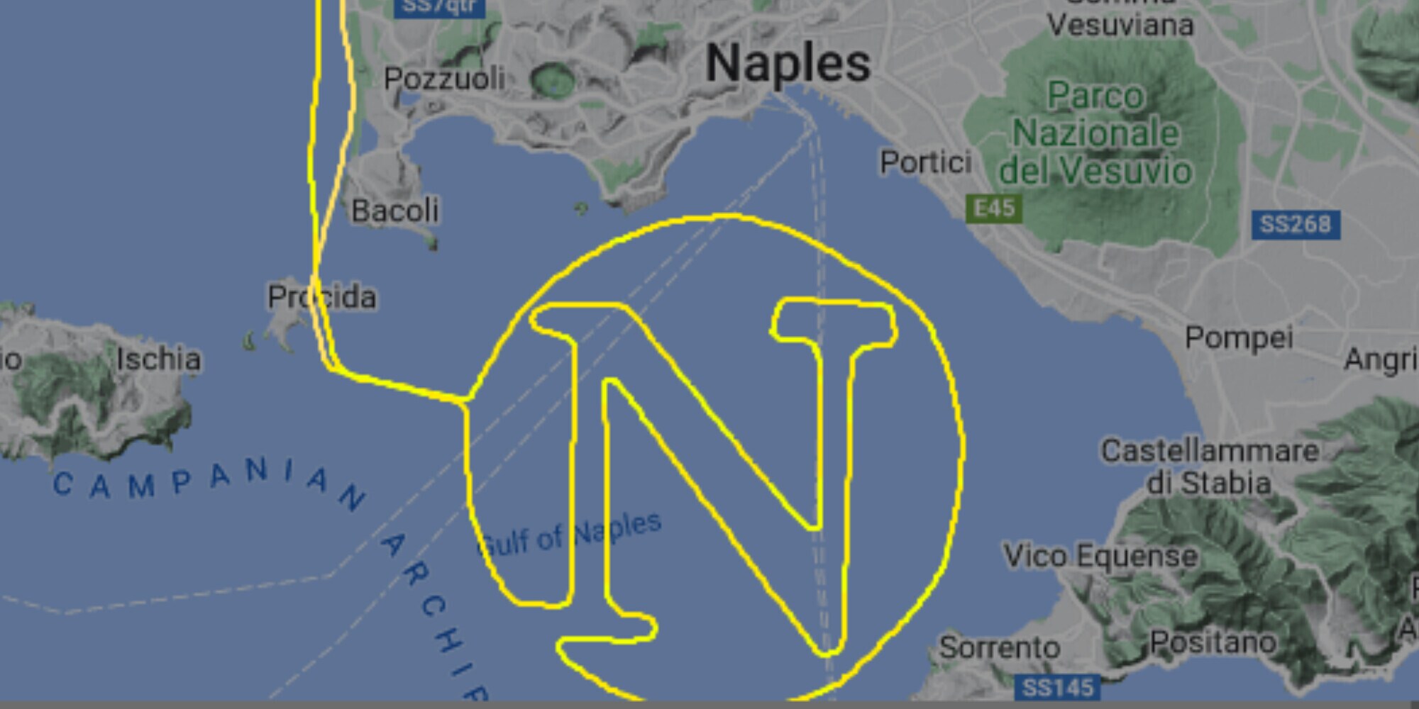 Scudetto Napoli, un tifoso festeggia disegnando il logo in aeroplano