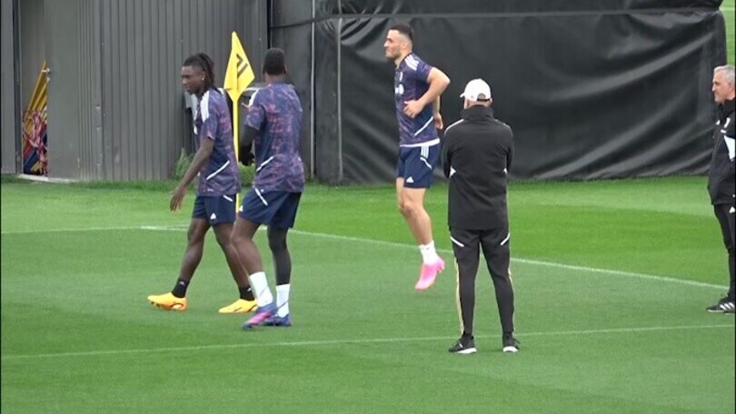 Juve, le immagini della rifinitura: Allegri acclamato dalla squadra