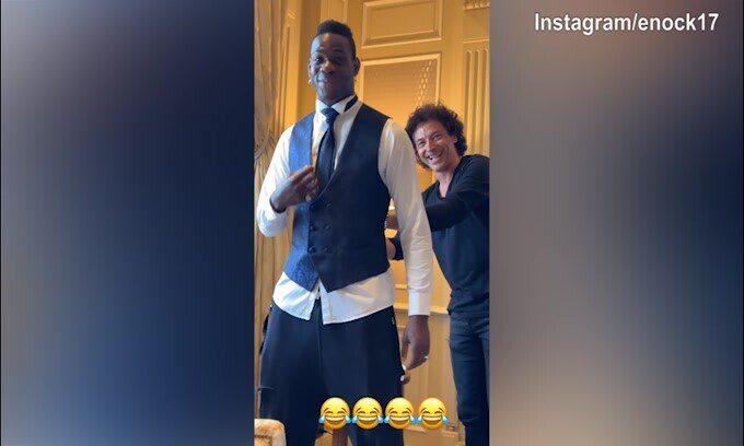 Enock prende in giro Mario: "Ti vedo sudato...."