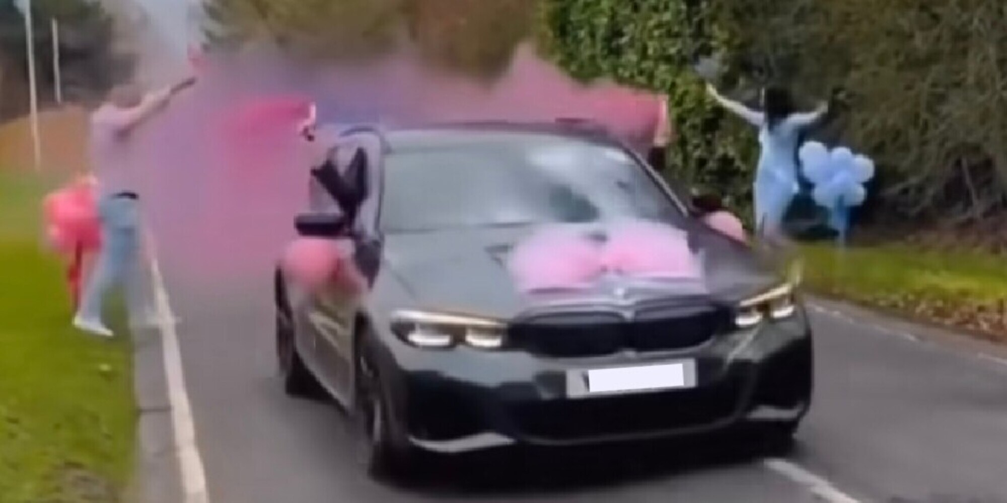 Sfida a chi fa gender reveal più assurdo: supercar, aereo o trattore?