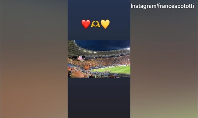 L'emozione di Totti sull'Olimpico giallorosso: "Spettacolo"