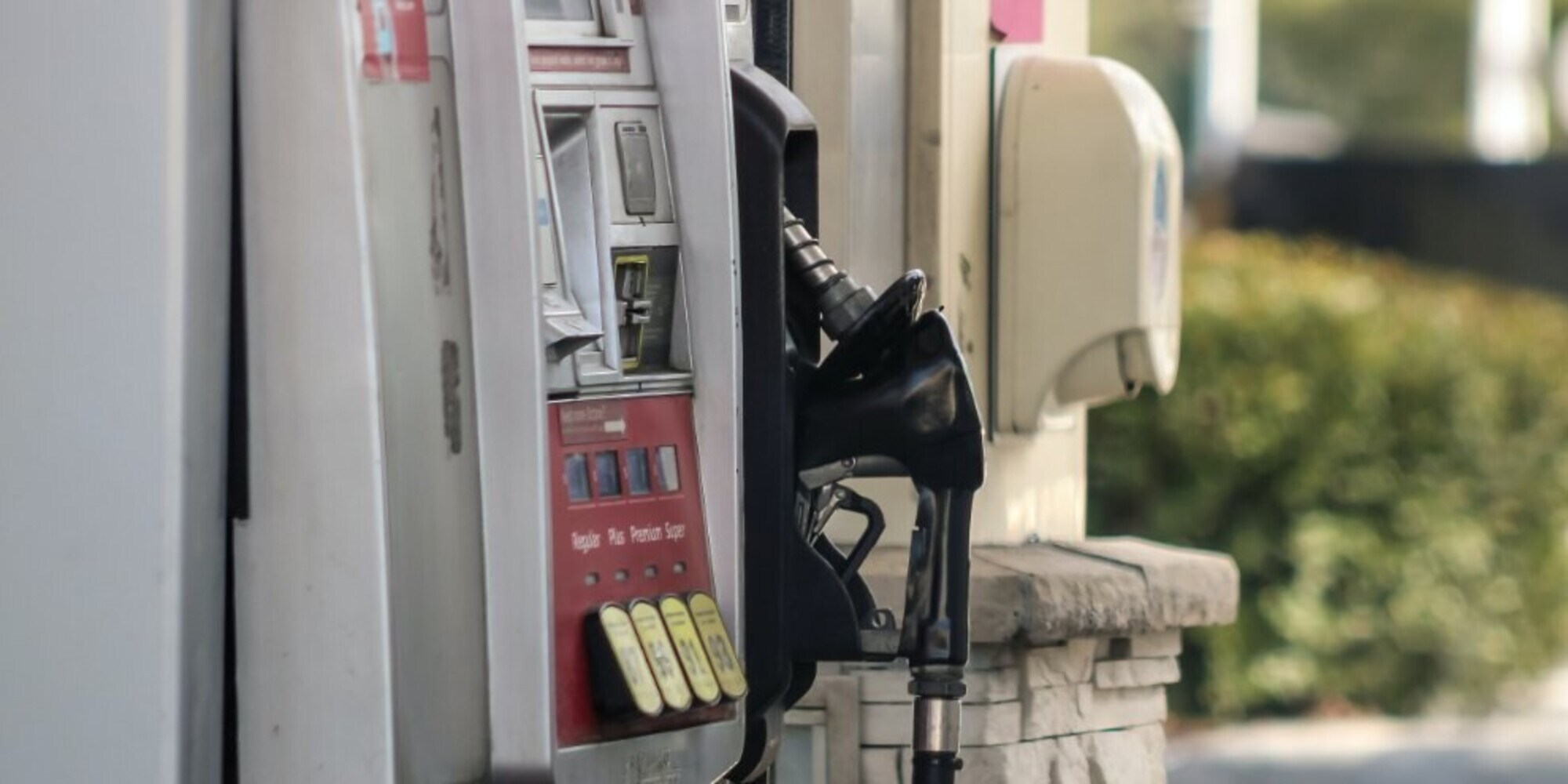 Carburanti, prezzi in discesa: la verde al self a 1,818 euro al litro