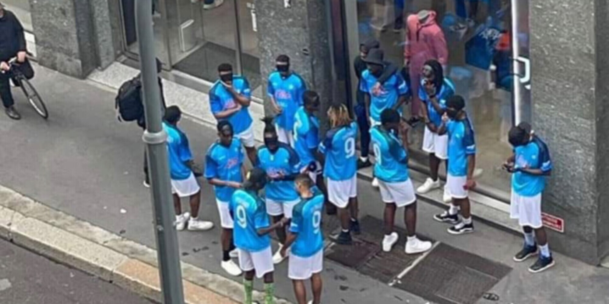 Osimhen festeggiano nello store Juve: tifosi Napoli a Milano