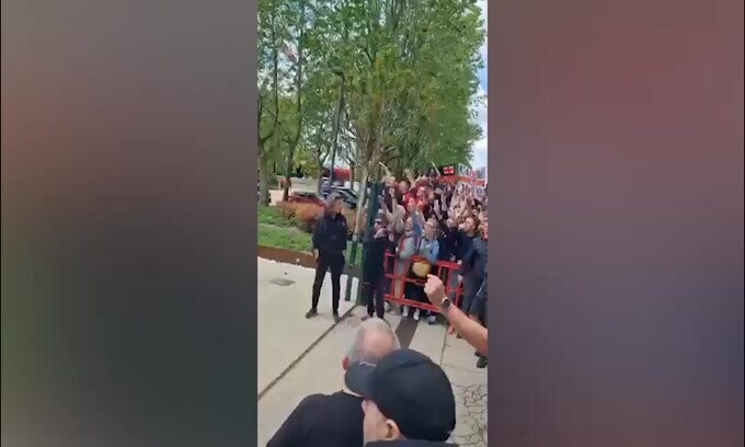 Milan, la carica dei tifosi: la squadra applaude e ringrazia