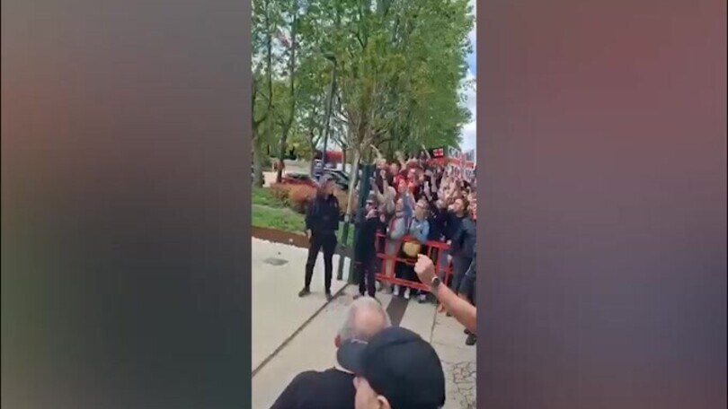 Milan, la carica dei tifosi: la squadra applaude e ringrazia
