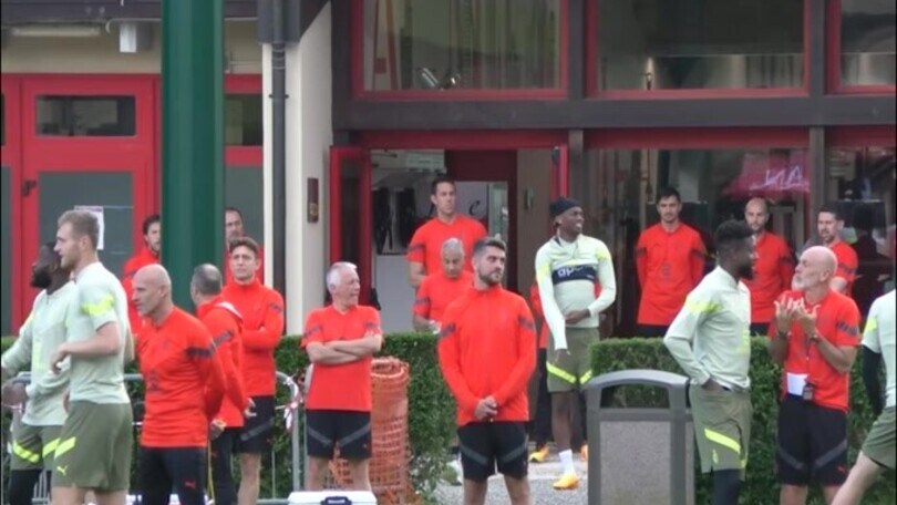 Il Milan sorride, Leao si allena in gruppo: le immagini