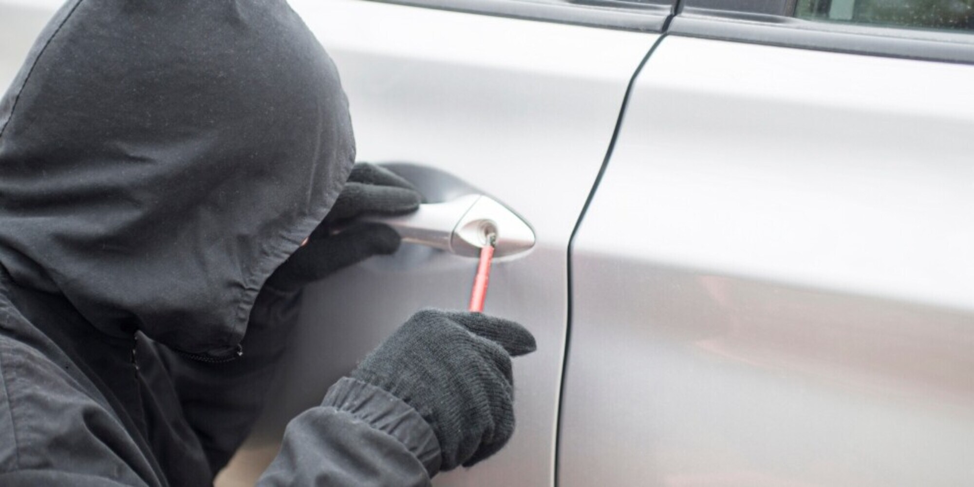 Rubano nella sua auto mentre mangia una pizza: poliziotto li arresta