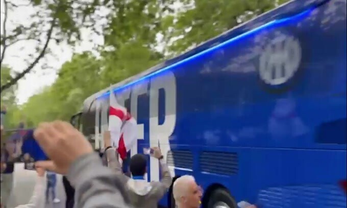 Inter, il passaggio del pullman tra la folla nerazzurra
