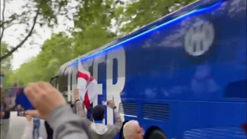 Inter, il passaggio del pullman tra la folla nerazzurra
