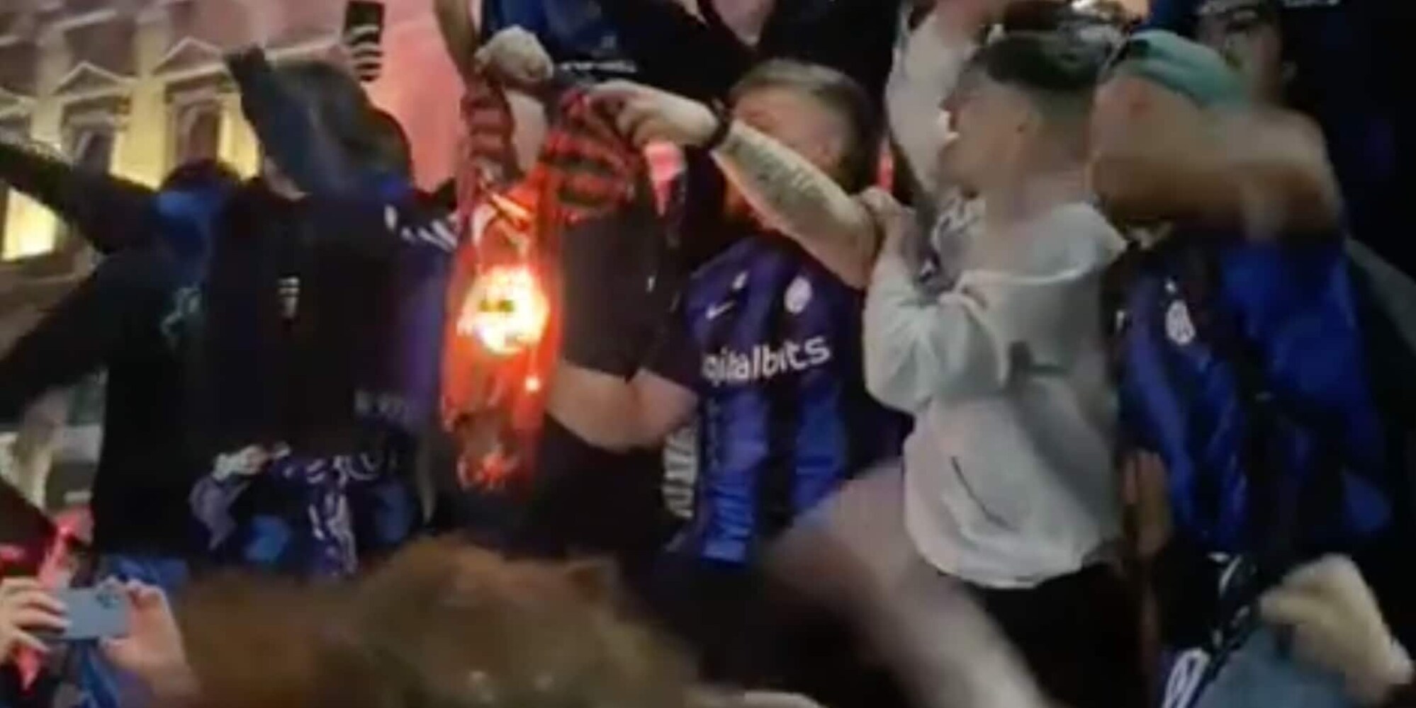 Leao, maglia bruciata: il brutto gesto di alcuni tifosi dell'Inter