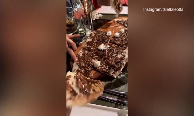 Diletta si gode la serata, ecco una squisita pizza dolce