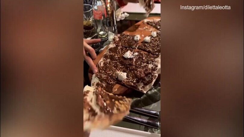Diletta si gode la serata, ecco una squisita pizza dolce