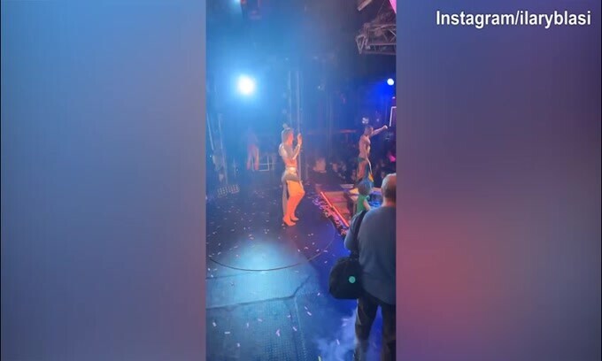 Ilary Blasi, eccola con Vladimir Luxuria allo show di Drag Queen