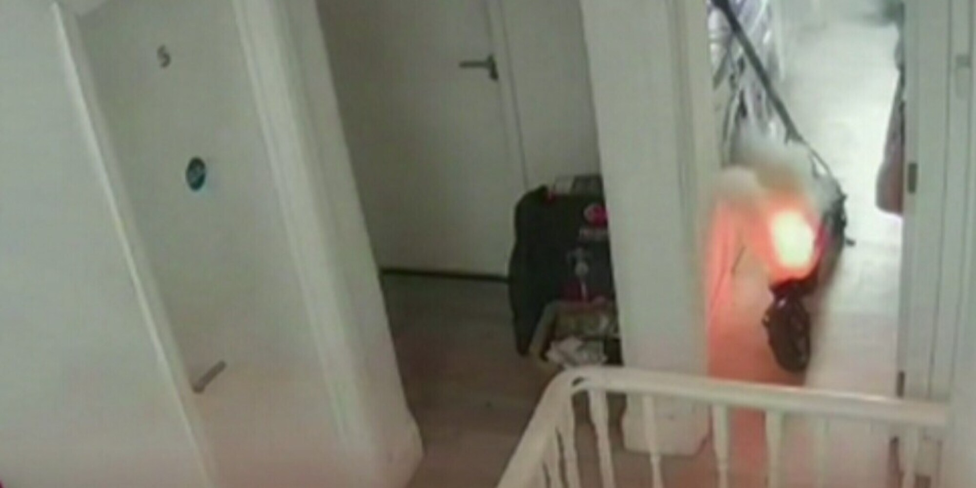 Mette in carica il monopattino elettrico: il veicolo prende fuoco