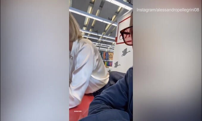 La Pellegrini presa in giro dal fratello: "Firmala qualche copia"