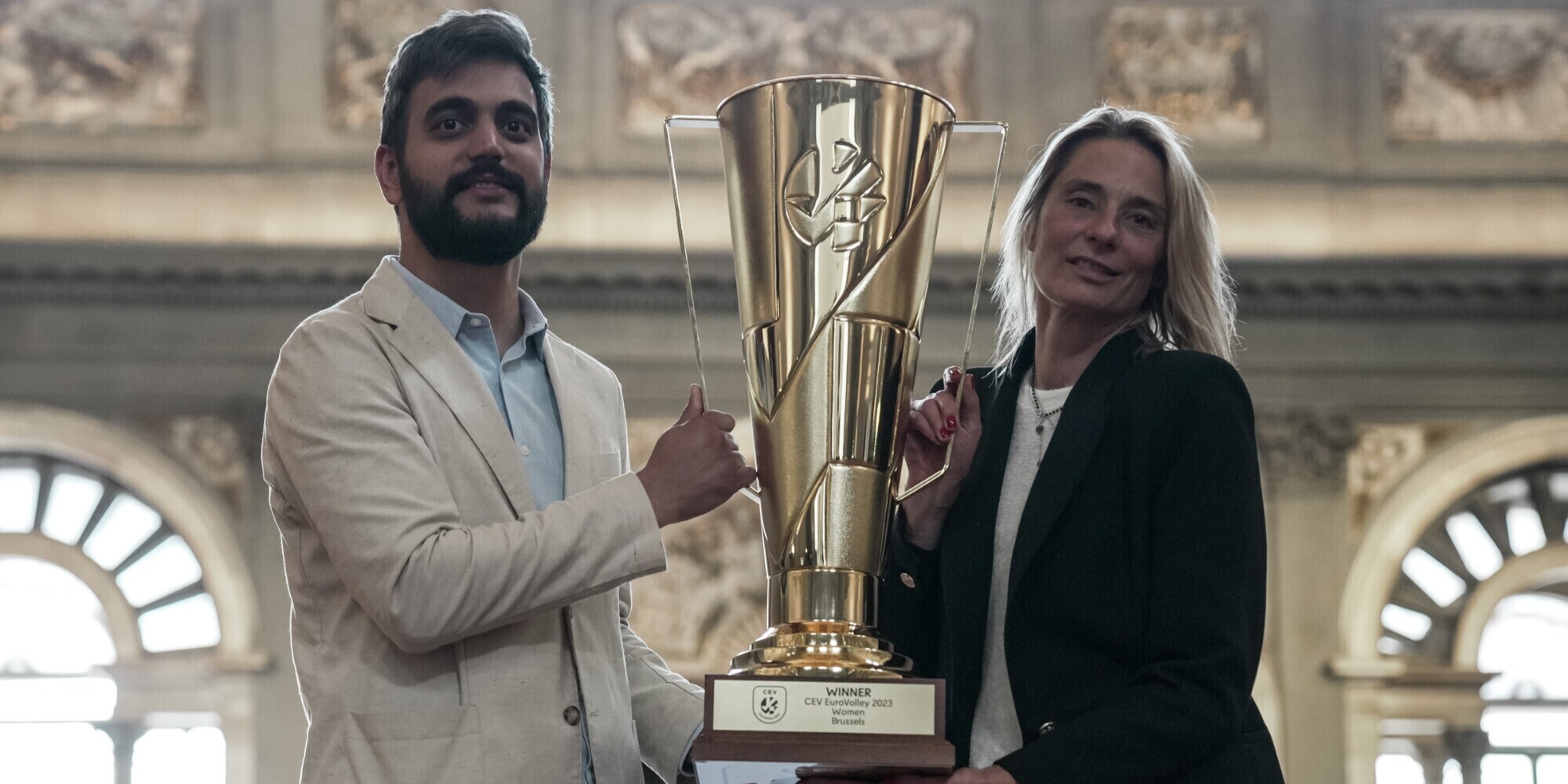 A Palazzo Vecchio svelata la Coppa degli Europei Femminili