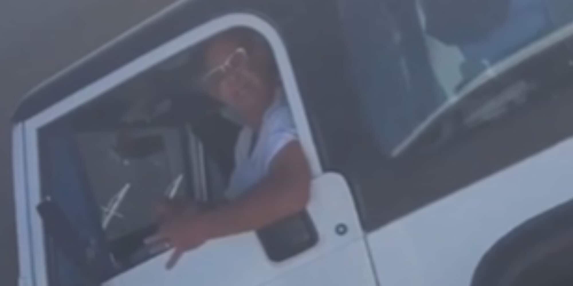 Urla insulti razzisti mentre è alla guida, ci scappa l'incidente!