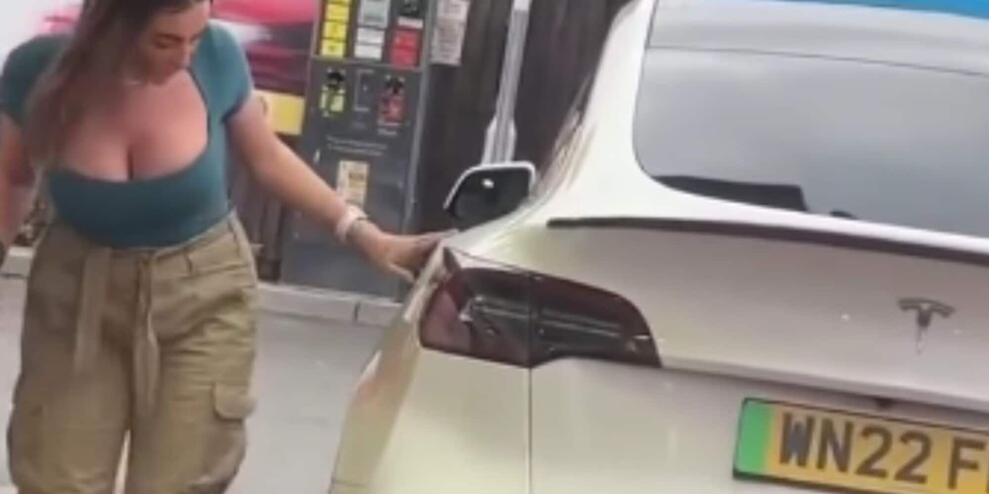 Tenta di mettere benzina alla Tesla: influencer derisa sui social