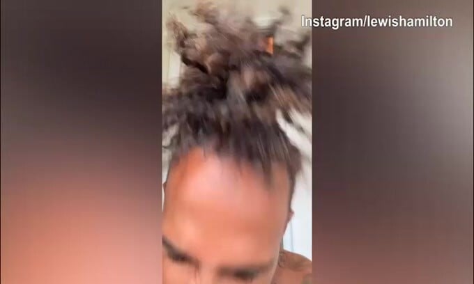 Hamilton, che sorpresa: look incredibile!