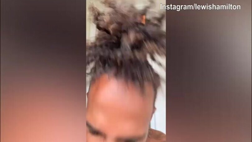 Hamilton, che sorpresa: look incredibile!