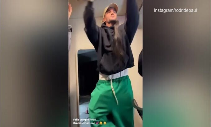 De Paul si trasforma in una ballerina: l'esilarante video social