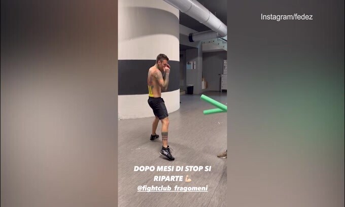 Fedez torna in palestra: per lui sessione di boxe