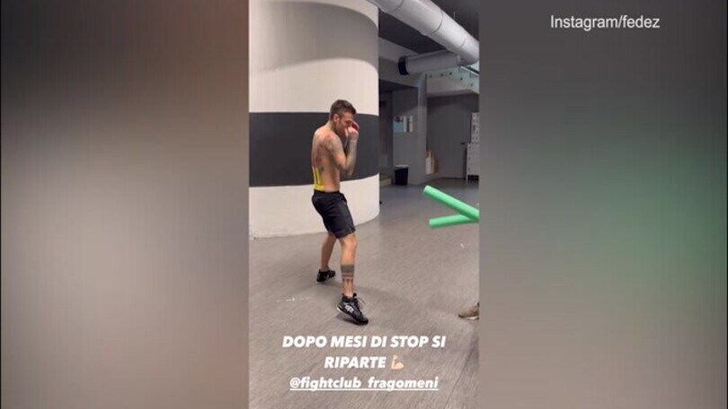 Fedez torna in palestra: per lui sessione di boxe