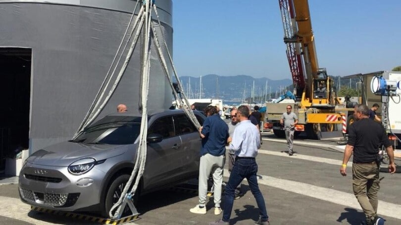La Fiat 600 si presenta "uscendo dalle acque"
