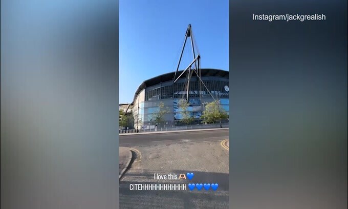 Grealish scova un murales all'Etihad Stadium: "Lo amo"