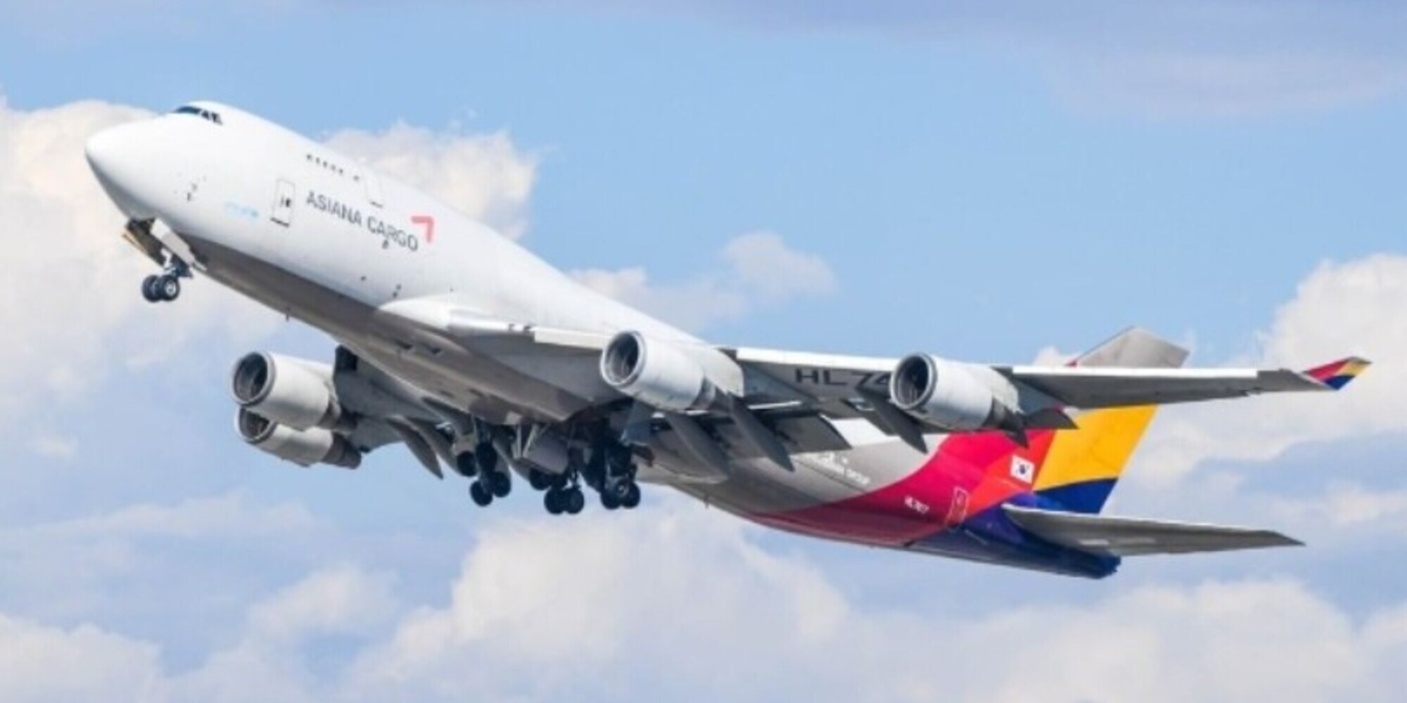 Follia sul volo dell'Asiana Airlines: apre il portellone dell'aereo in volo