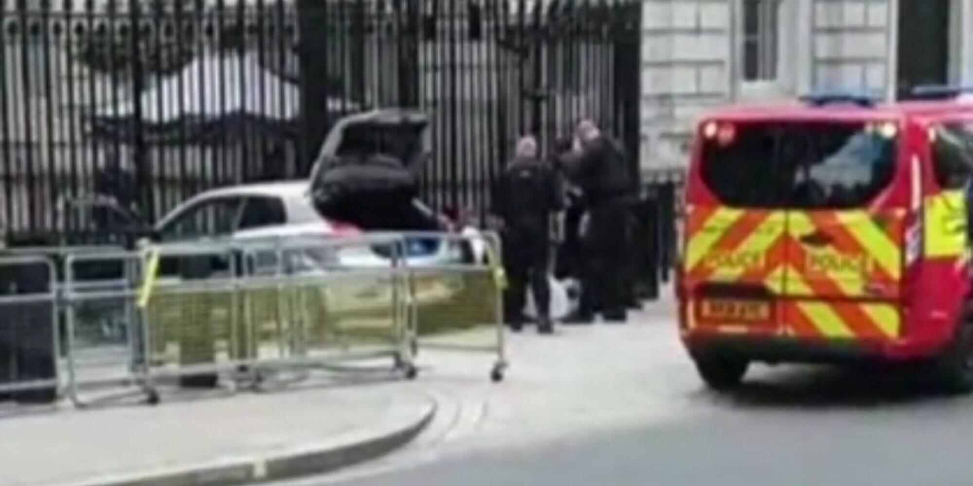 Un uomo si è schiantato con l'auto contro i cancelli di Downing Street VIDEO