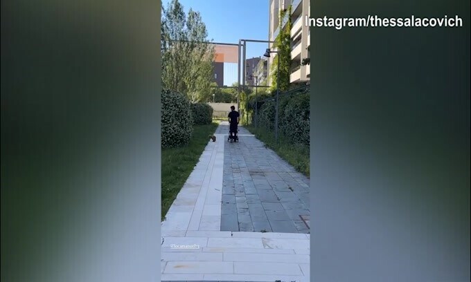 Juve, Locatelli a spasso con il piccolo Theo ed il cane