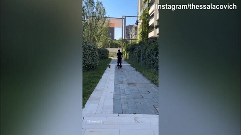 Juve, Locatelli a spasso con il piccolo Theo ed il cane