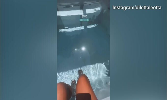 Diletta Leotta, piedi in acqua per "combattere" il caldo