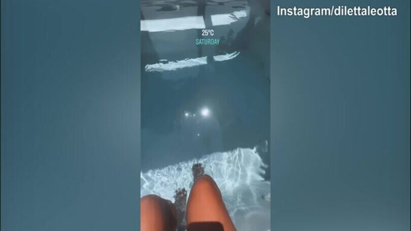 Diletta Leotta, piedi in acqua per "combattere" il caldo