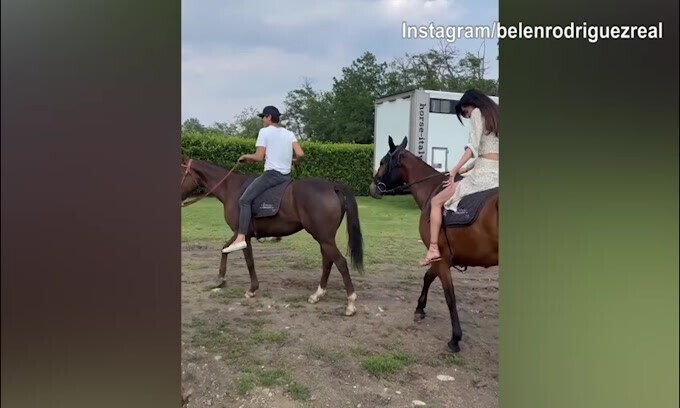 Belen, gita a cavallo e poi si scatena con il ballo!