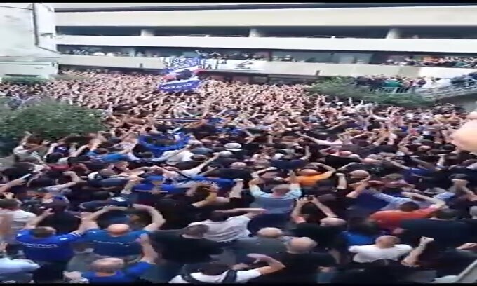 I tifosi della Samp fuori dalla sede aspettano notizie dall'assemblea