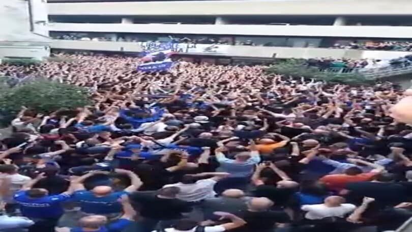 I tifosi della Samp fuori dalla sede aspettano notizie dall'assemblea