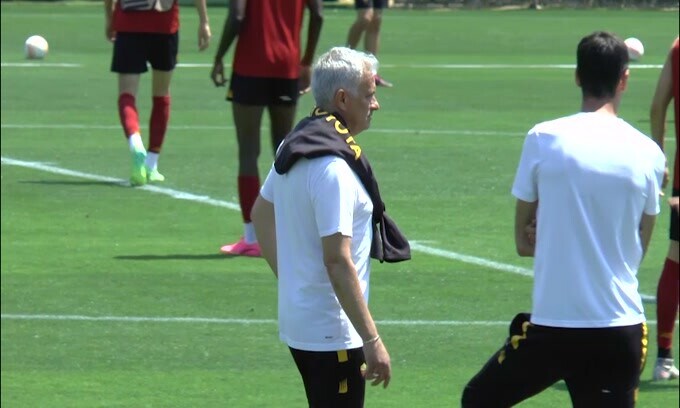 Roma, Mou sorride: Dybala in campo nella rifinitura
