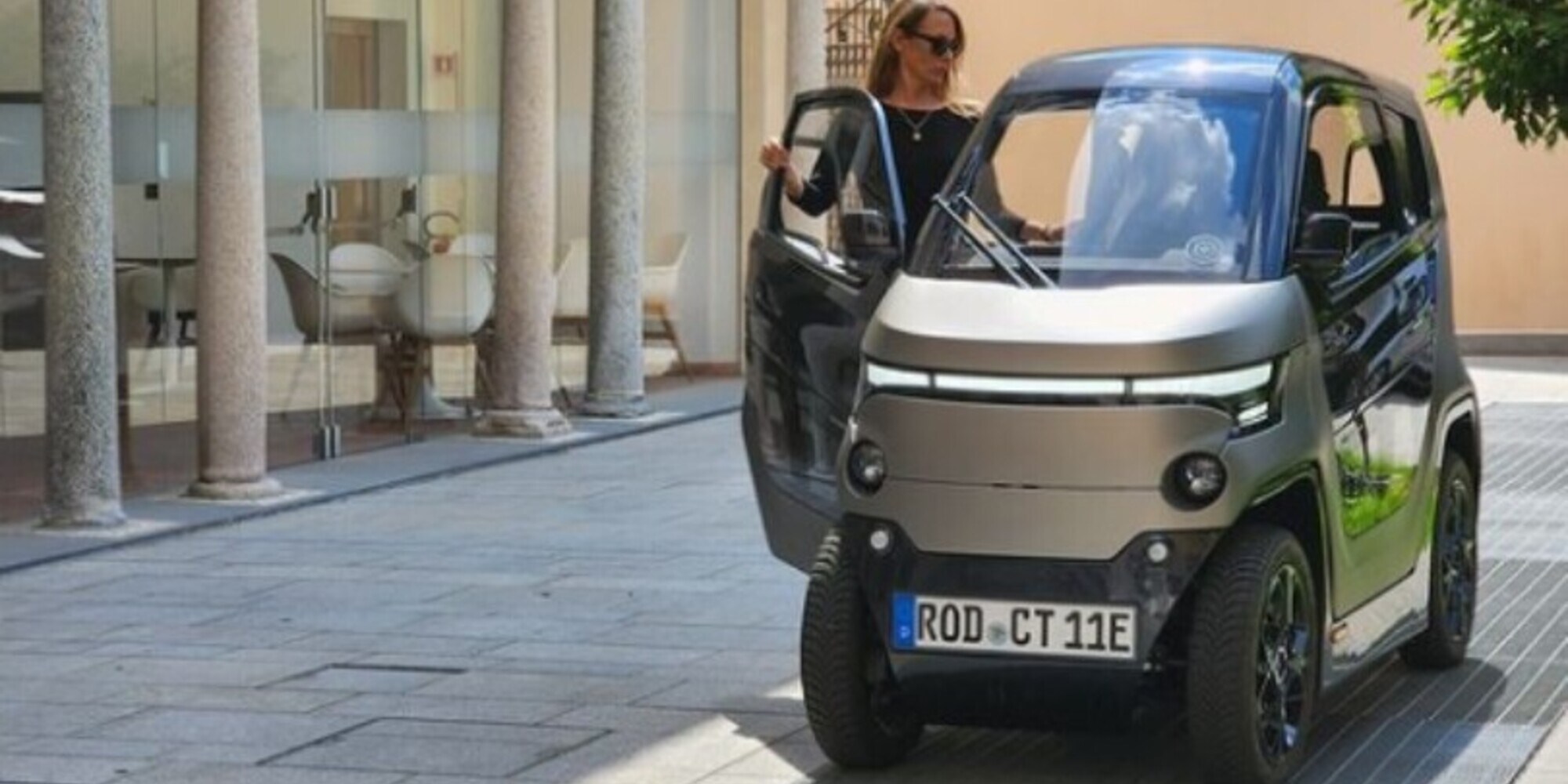 Problemi col parcheggio? Arriva la microcar che si restringe